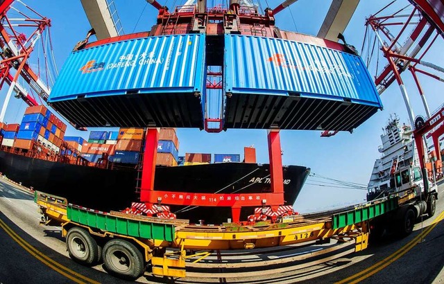 Symbol fr den Welthandel: Container im Hafen von Schanghai   | Foto: dpa
