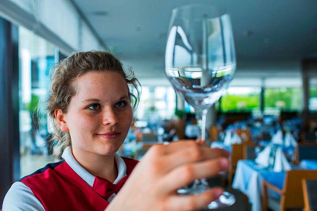 Das Bedienen in der Sommergastronomie zhlt nicht zu den leichten Ttigkeiten.  | Foto: dpa