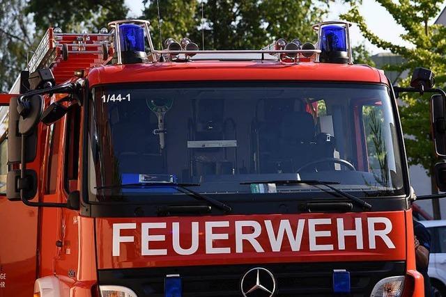 Feuerwehrfahrzeug auf dem Weg zu Brand in Lörrach in Unfall verwickelt