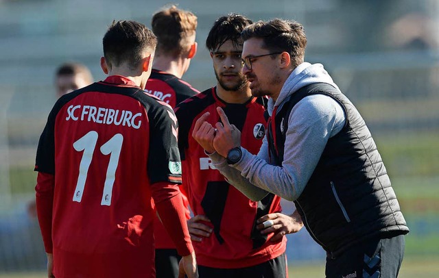 SC-Trainer Thomas Stamm (rechts) im Kreis seiner Spieler  | Foto: Patrick Seeger