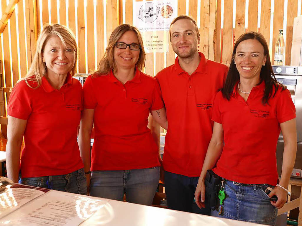 Die Musiker Sandra Kury, Maria Burger, Johannes Homann und Christine Lang (von links) versorgen die Besucher mit Speisen und Getrnken.