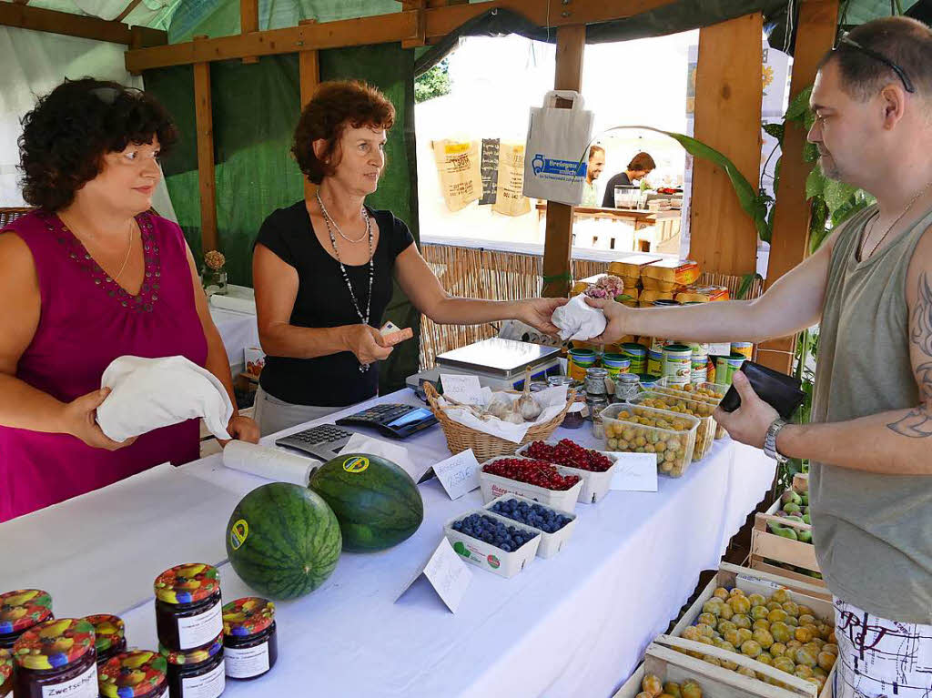 Am Stand des Bauernladenvereins gibt es unter anderem regionales Obst und Gemse. Helga Sand (links) und Renate Schumacher versorgen die Kundschaft.