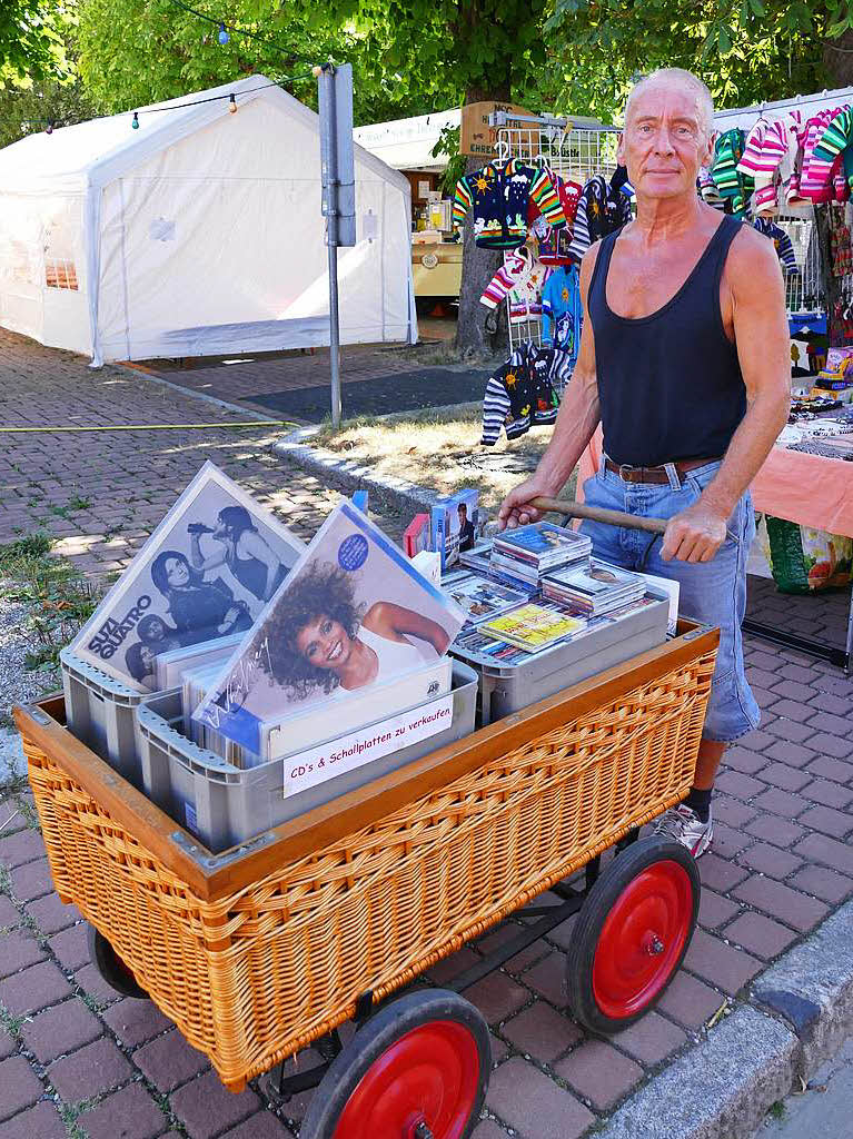 Aus seiner Marktchaise verkauft Werner Sieferle aus Offenburg Schallplatten und CDs.