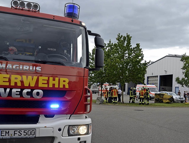 Groaufgebot wegen eines Unfalls mit e...rletzten am Donnerstagabend in Sasbach  | Foto: Roland Vitt