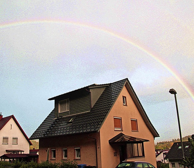 Einen Regenbogen, aber kaum Regen gab&#8217;s am Donnerstag in Schwrstadt.   | Foto: Helmut Kohler