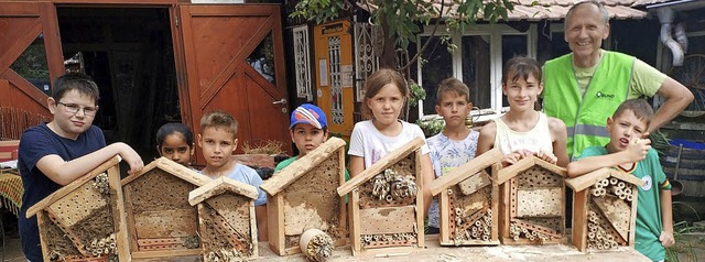 Die stolzen Kinder mit ihren Insektenhotels, rechts Wolfgang Huppert    | Foto: Bund