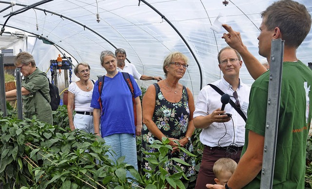 Michael Lang (rechts) erlutert die Vo...inks im Bild Landrtin Marion Dammann.  | Foto: Jutta Schtz