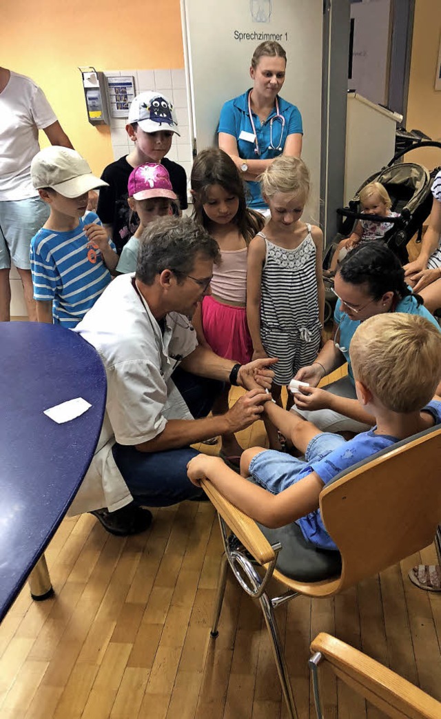 Boris Weber zeigt den Kindergartenkindern in seiner Praxis, wie man Blut abnimmt  | Foto: Kindergarten Frstenfeld