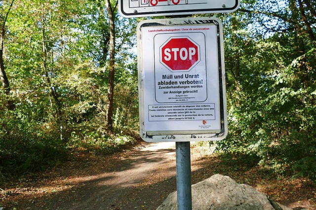 Neue, zweisprachige Schilder stellen a...schaftsschutzgebiet teuer werden kann.  | Foto: Victoria Langelott