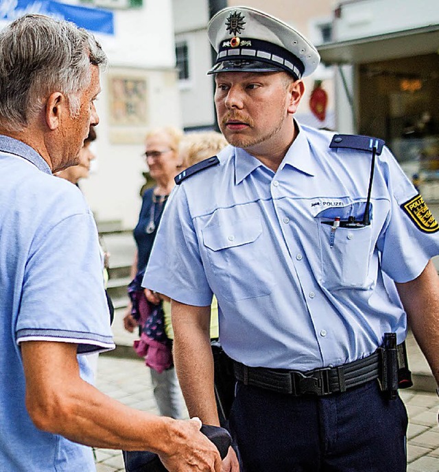 Gesprch mit dem Brger: Dominik Grutza, Polizeifreiwilliger   | Foto: dpa