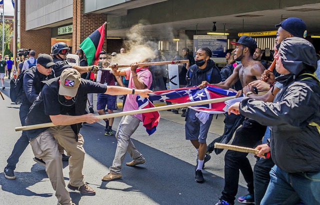 Rechtsextremisten gegen Gegendemonstranten: Charlottesville am 12. August 2017  | Foto: dpa