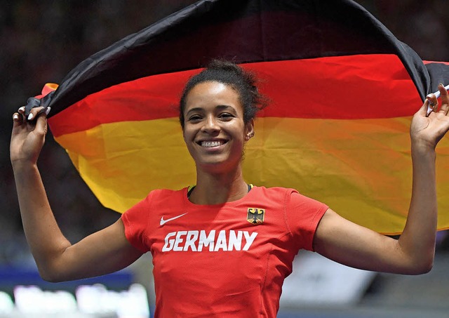 Marie Laurence Jungfleisch freut sich ...ille &#8211; mit der deutschen Fahne.   | Foto: dpa