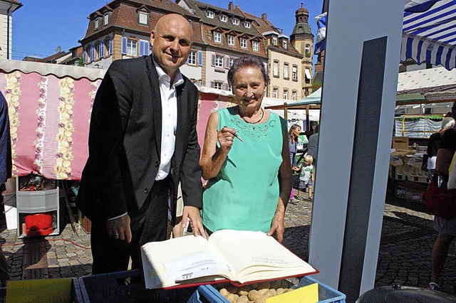 Marktfrau Martha Mattmller trgt sich...ldene Buch der Stadt Emmendingen ein.   | Foto:  ja