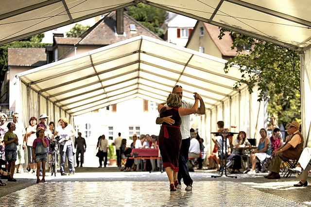 Um  die  Grenzen  endgltig  flieen z...ge ein Tango-Frhstck auf der Brcke.  | Foto:  Veranstalter