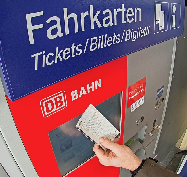 Am Fahrkartenautomat kann es manchmal ...wenn die Preise wieder gestiegen sind.  | Foto:  dpa