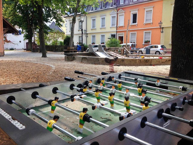 Am Annaplatz kann man jetzt Tischfuball spielen.  | Foto: kus