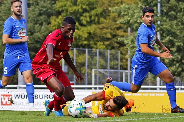 Knifflige Entscheidung: War FCD-Torht...FVLB-Strmer Buba Ceesay zu Fall kam?   | Foto: Matthias Konzok