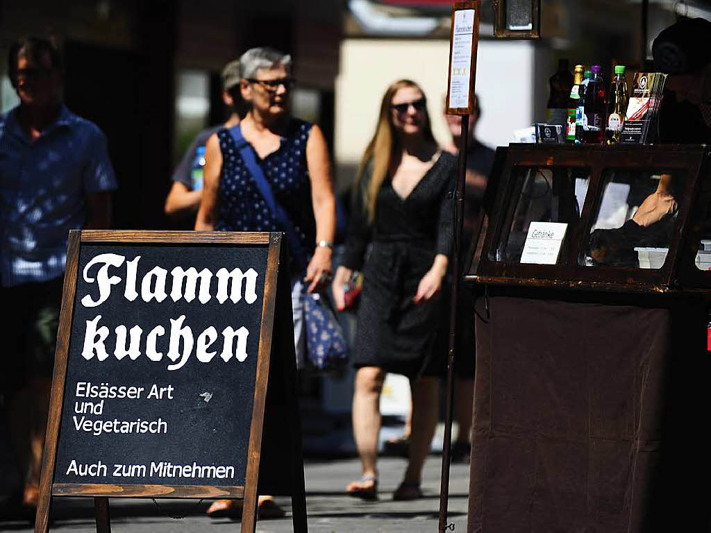 Ein breites Angebot erwartete die Menschen auf der langen Flaniermeile vom Bahnhof bis zur Nepomukbrcke.