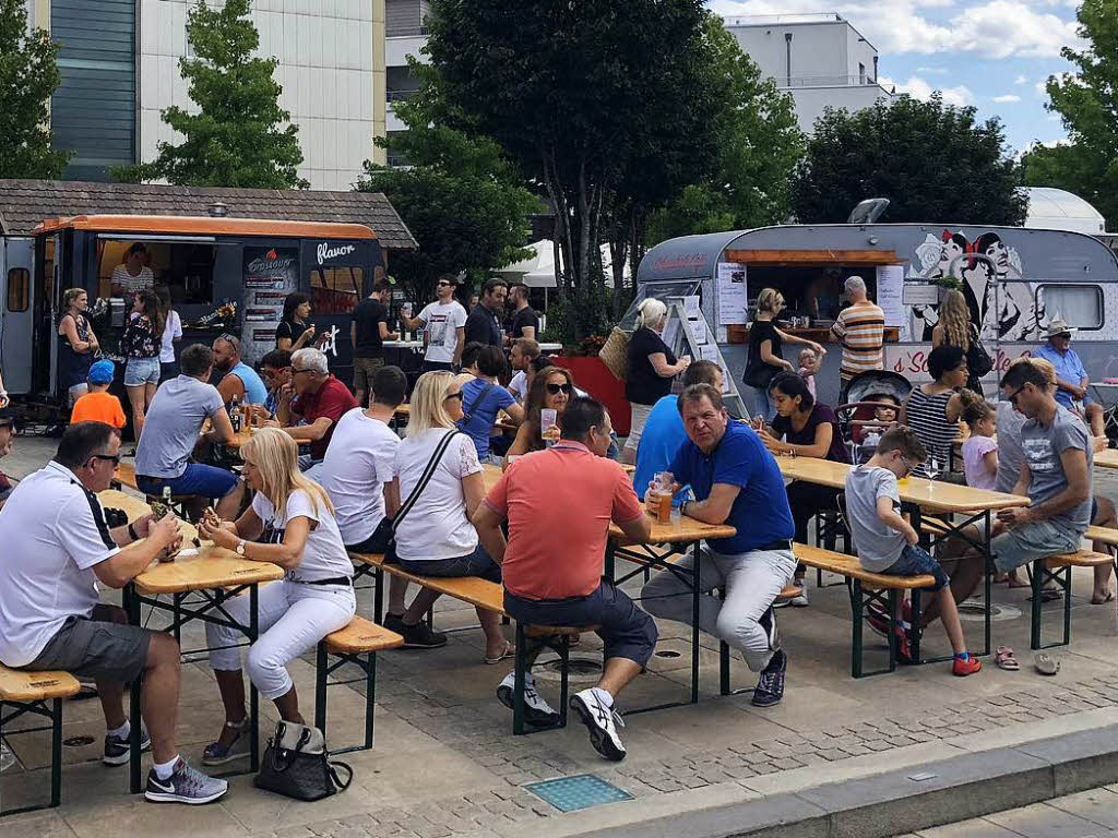 Ein breites Angebot erwartete die Menschen auf der langen Flaniermeile vom Bahnhof bis zur Nepomukbrcke.