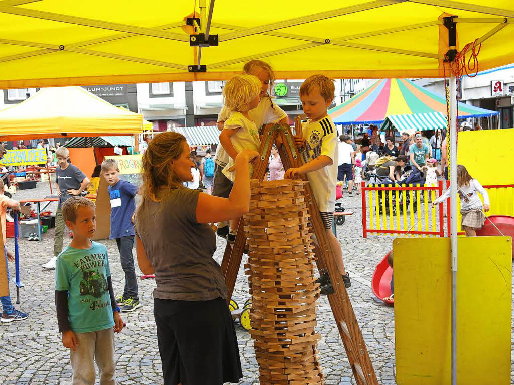 Turmbau beim Marktplatz in Kinderhand
