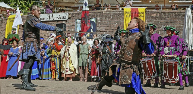 Bei den Schlossfestspielen in Schmiehe..., wie Ritter im Mittelalter kmpften.   | Foto: Sandra Decoux-Kone