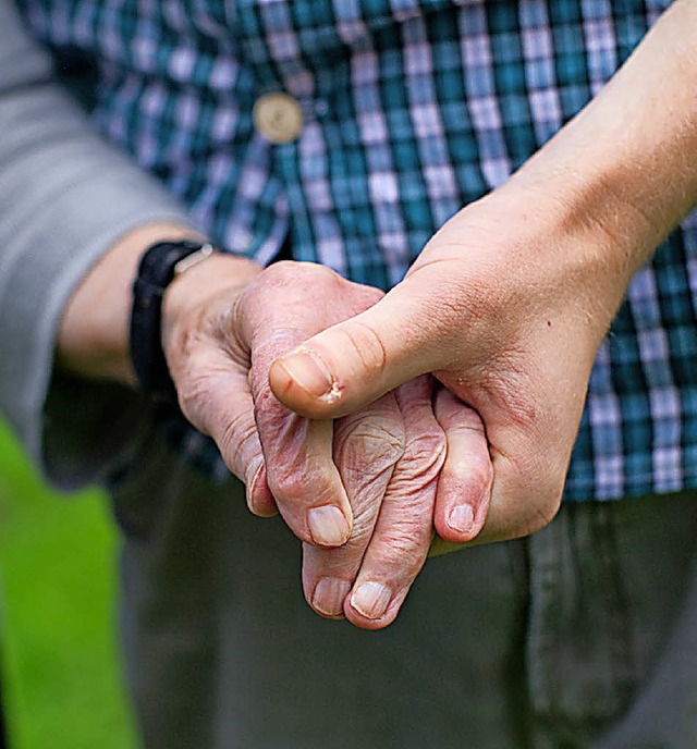 Ein helfende Hand:  Ein BZ-Leser fordert  mehr Gemeinsinn.   | Foto: dpa
