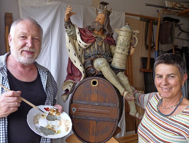 Anita Wernick hat zusammen mit Peter P...Gambrinus-Figur behutsam restauriert.   | Foto: Gabi Lendle