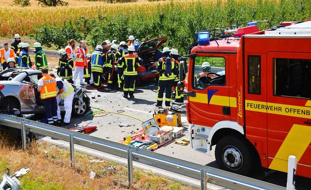 Mehrere Rettungsteams kmmerten sich um die eingeklemmten Insassen.  | Foto: Feuerwehr Offenburg