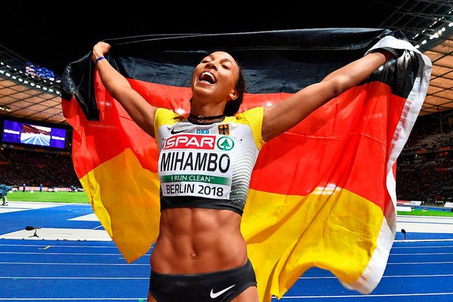 Unbndige Freude nach dem grten Erfolg ihrer Karriere: Malaika Mihambo  | Foto: dpa