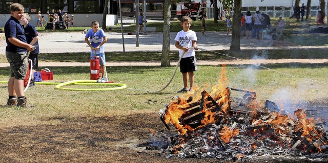 Wasser marsch! Die Kinder durften versuchen, ein echtes Feuer zu lschen.  | Foto: Ruth Seitz