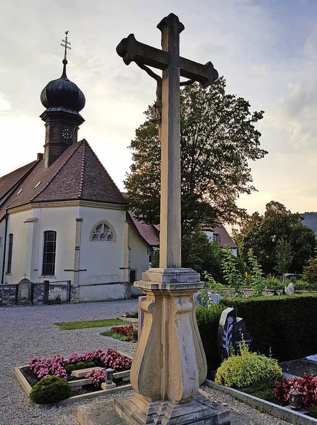 Um das markante Kreuz auf Sldens Friedhof soll es knftig mehr Platz geben.   | Foto: Steckmeister