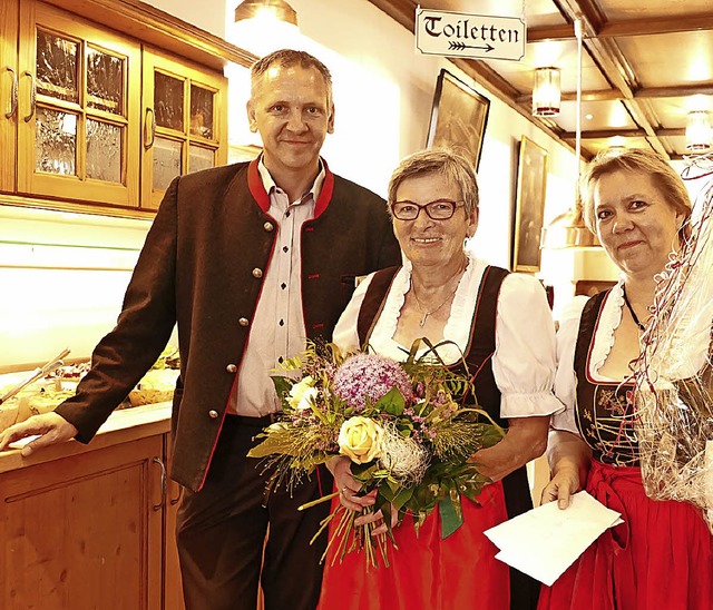 Rosalinde Duttlinger (Mitte) wurde fr...estaurantleiterin Beate Mller geehrt.  | Foto: Stefan Limberger-Andris