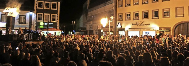 Feuersulen illuminieren den Marktplatz  | Foto: Georg Vo