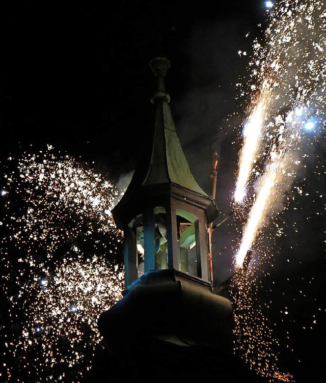 Mytischer Feuerzauber am Turm des Alten Rathauses mit der neuen Glocke  | Foto: Georg Vo