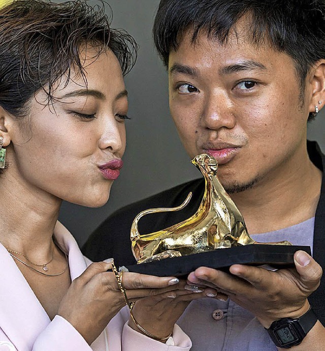 Regisseur Siew Hua Yeo und Schauspielerin Luna Kwok mit dem Goldenen Leoparden   | Foto: dpa