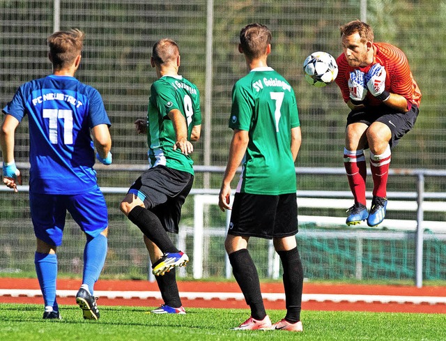 Wiederholt gefordert war Neustadts Sch...nkt aus dem Neustdter Jahnstadion.     | Foto: scheu