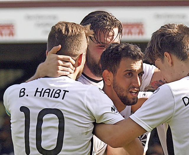 Teyfik Ceylan (Mitte) traf zum  1:1 fr den FC Villingen.   | Foto: reinhardt