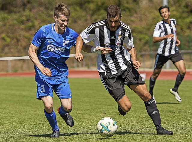 Feines Solo zum 2:0: der Laufenburger ...Laufduell mit dem  Efringer David Asal  | Foto: vfma