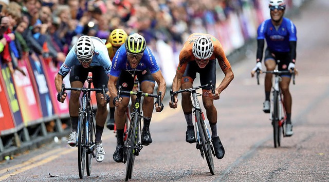 Im Spurt der Schnellste: Matteo Trentin (gelber Helm, Mitte) gewinnt in Glasgow   | Foto: dpa
