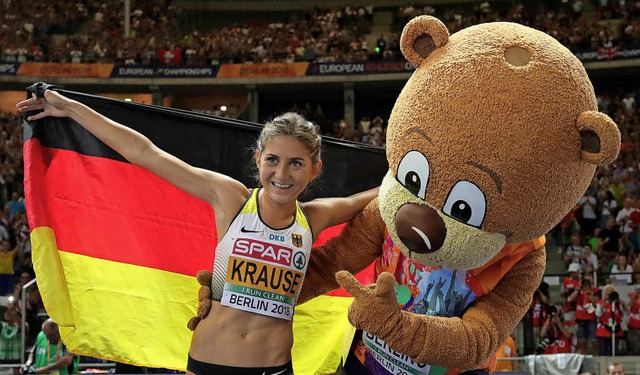 Gesa Felicitas Krause freut sich mit M...n Sieg im 3000-Meter-Hindernislauf.     | Foto: dpa