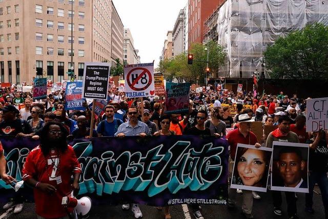 Ein Jahr nach Charlottesville: Tausende stellen sich Rechten entgegen
