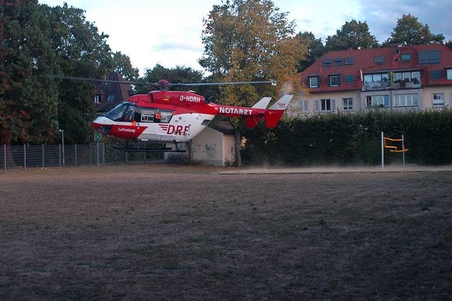Auf dem Schulsportplatz des Droste mac...liche Notfall-Landepltze zu erkunden.  | Foto: Jrgen Schelling