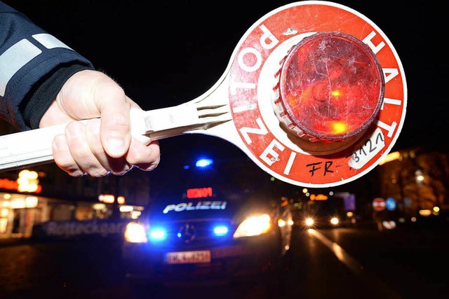 Die Polizei stoppte zwei Mnner, die m...Blut in einem Auto saen (Symbolbild).  | Foto: Verwendung weltweit, usage worldwide