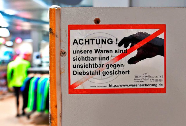 Versteckt in der Umkleidekabine: Die L...Tat ertappt (Archivbild 2016, Erfurt).  | Foto: Martin Schutt (dpa)