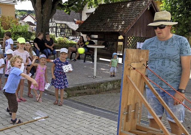 Wer ist am treffsichersten? Szene von ...ommer-Olympiade auf dem Rathausplatz.   | Foto: Reiner Merz