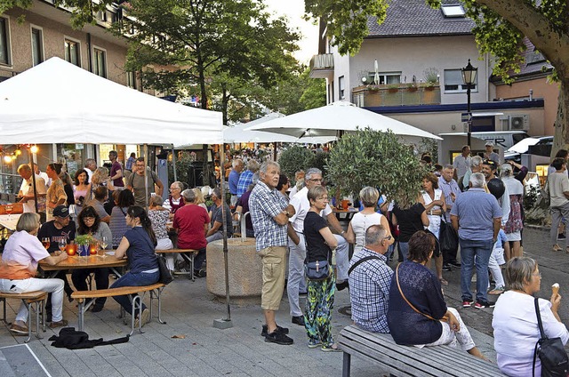 Viele Besucher lieen sich von der Med...mit allerhand  Angeboten aufwarteten.   | Foto: Volker Mnch