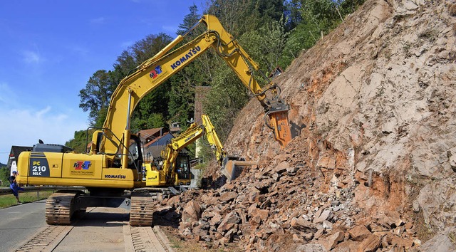 Felsabtrag an der Eingangsstelle zum k...el Ost mit schwerem Meiel und Bagger.  | Foto: Nikolaus Bayer