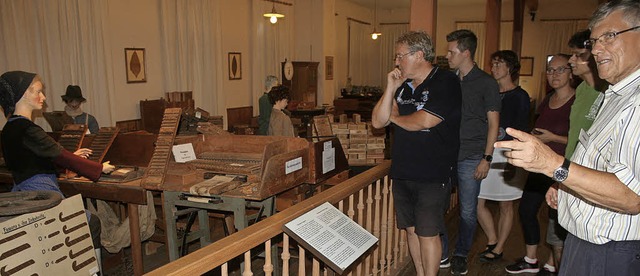 Wolfgang Ohnemus (rechts) zeigte den Besuchern die Exponate im Tabakmuseum.   | Foto: Michael Masson