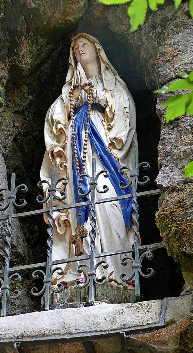 Kleinod: die Lourdesgrotte mit der Marienstatue  | Foto: Winfried Dietsche