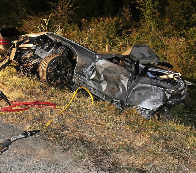 Das unfallverursachende Fahrzeug lande...chweren Unfalls zu erfassen (rechts).   | Foto: Spether